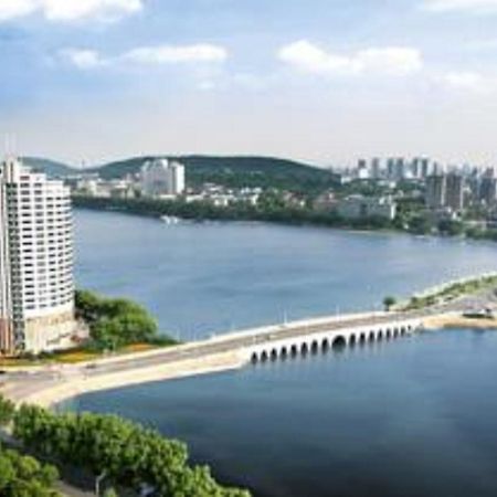 Hongyi Hotel Wuhan Exterior photo