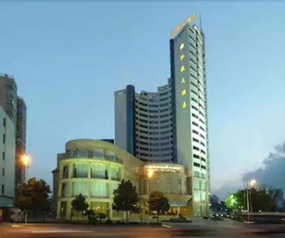Hongyi Hotel Wuhan Exterior photo