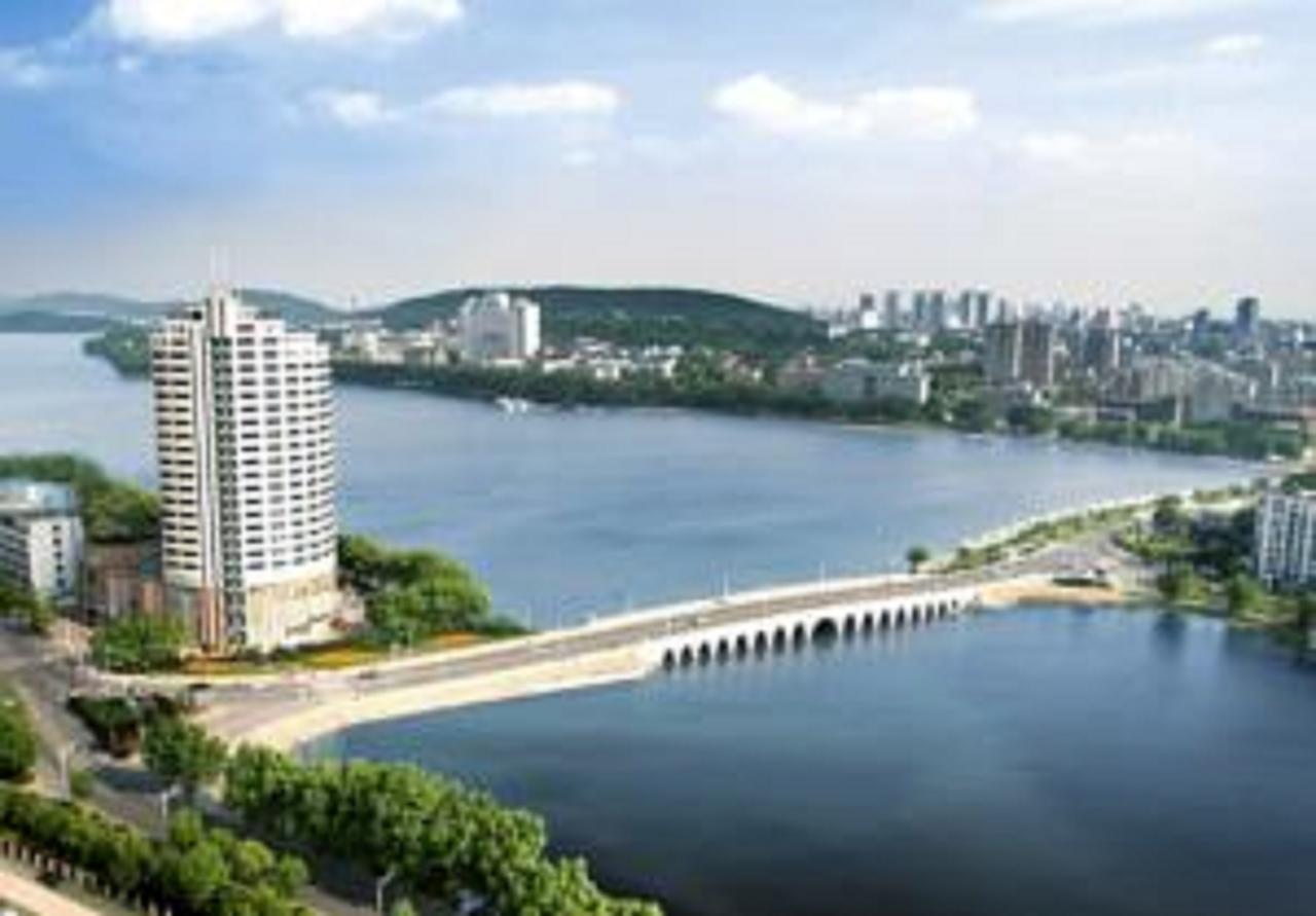 Hongyi Hotel Wuhan Exterior photo